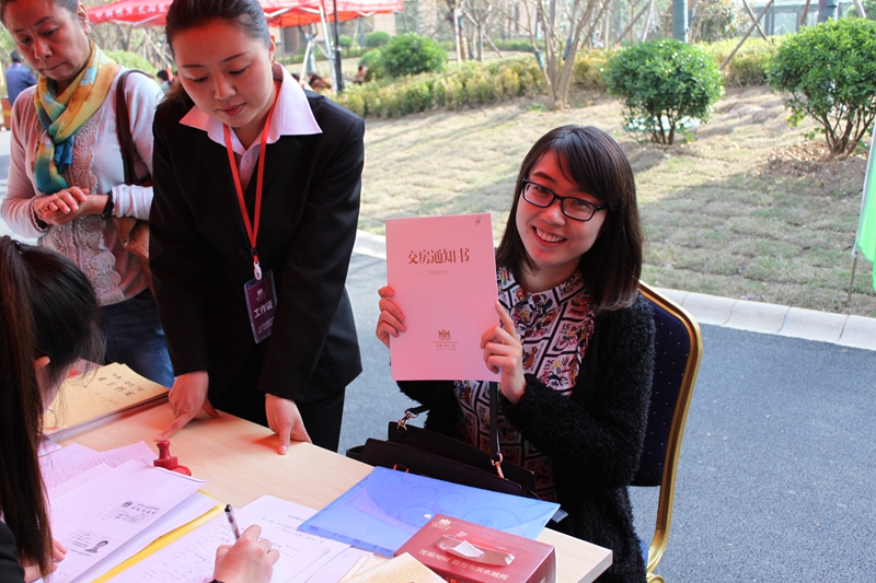 1640936606277416.jpg 第一位交房業主2_副本.jpg