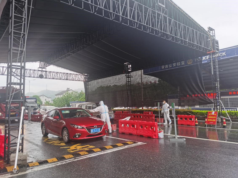 華都黨員高速口&ldquo;站崗&rdquo;充實安吉防疫力量